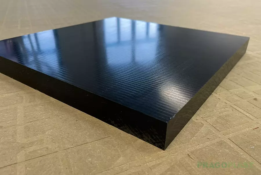 Ukázka desky polyamidu (silonu, nylonu)