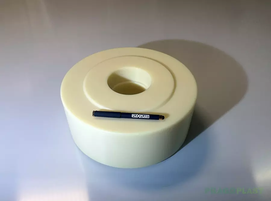 Silonový obrobek (součást potravinářského lisu)