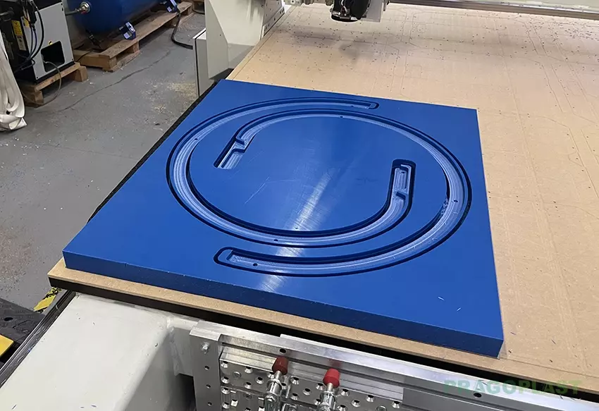 Ukázka frézování materiálu PE500 (polyethylén)