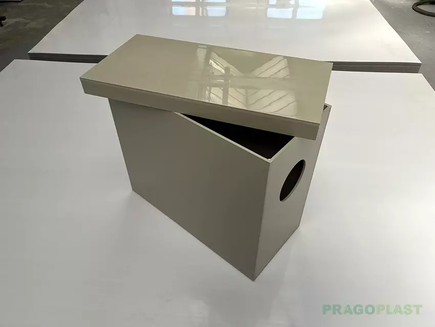 Plastový box na strojní zařízení