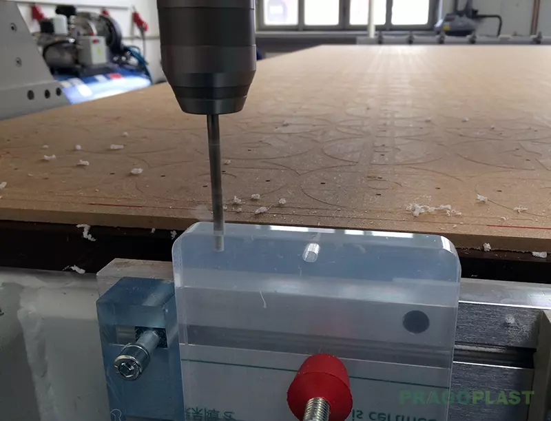 CNC frézování otvorů do materiálu pomocí multifunkčního sklíčidla