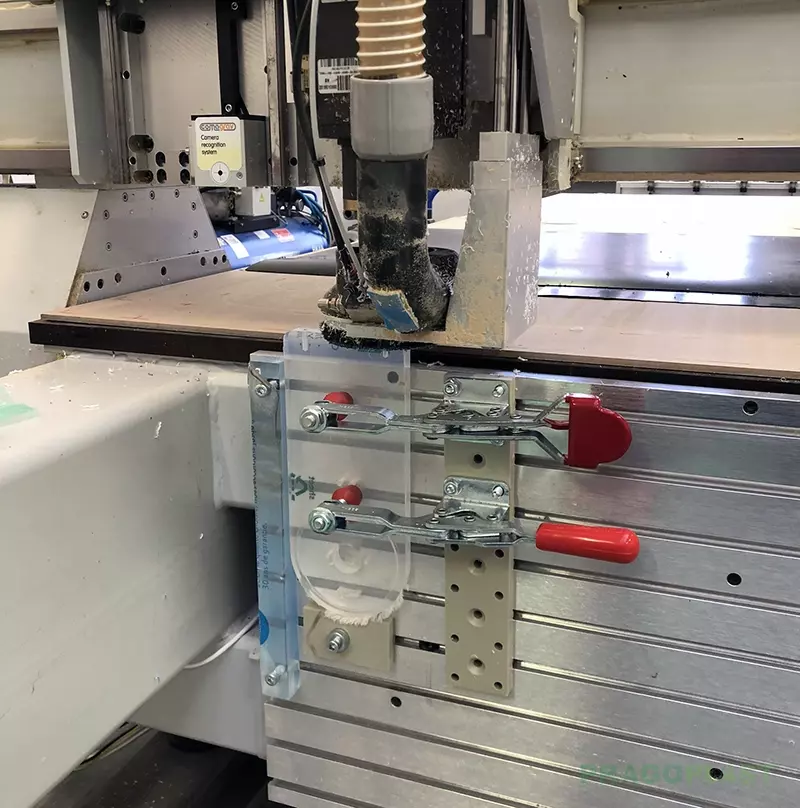 Opracování hrany obrobku, frézování otvorů