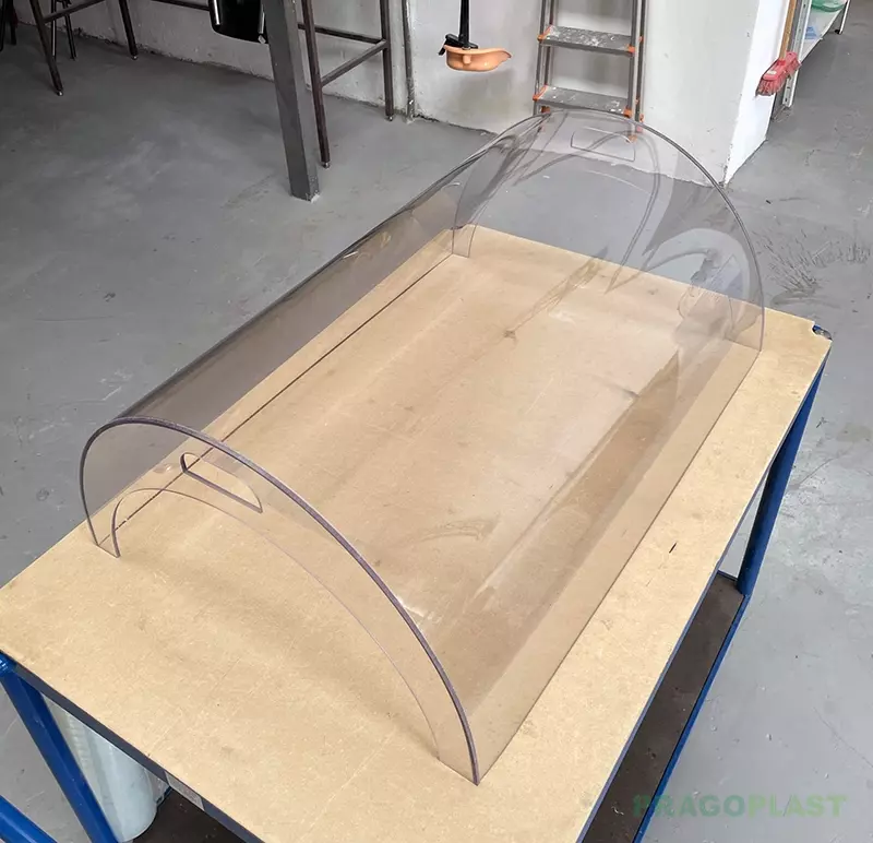 Ohýbaný plexisklový díl pomocí tzv.negativní formy