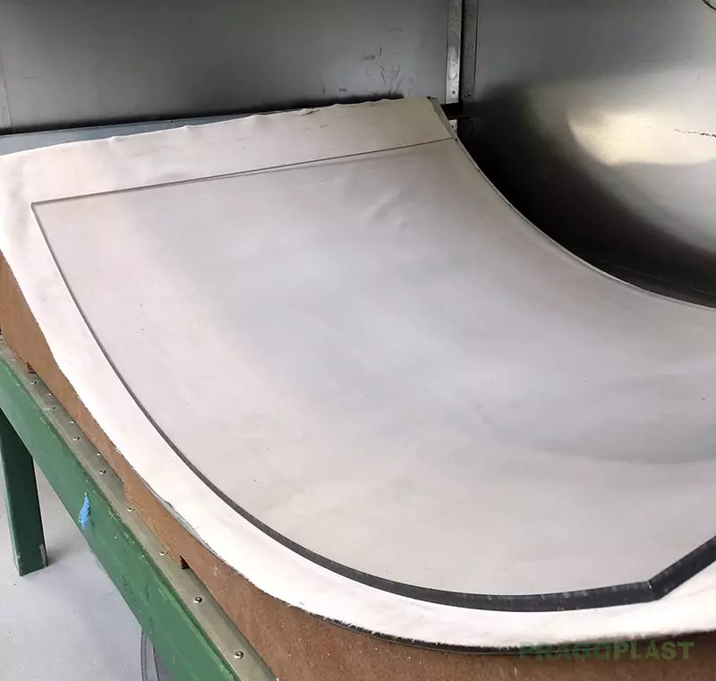 Obrobek umístěný ve formě a temperovací peci