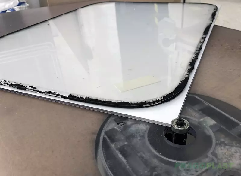 Pohled na nástroj, dodanou šablonu a nový obrobek