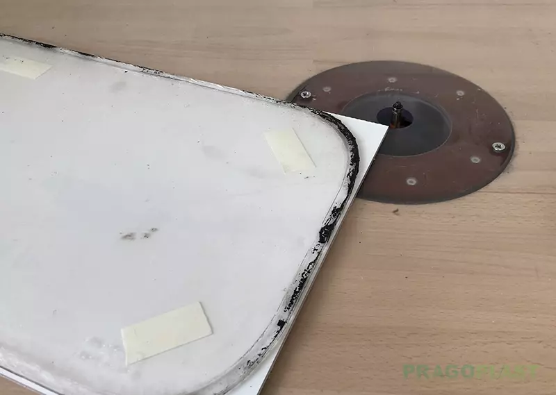 Pohled na nástroj, dodanou šablonu a nový obrobek